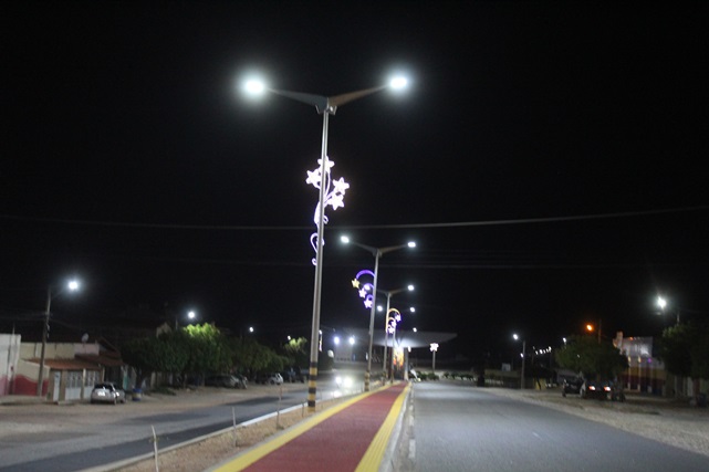 Prefeitura de Caraúbas substitui luminárias da entrada da cidade e torna ambiente mais seguro para a população