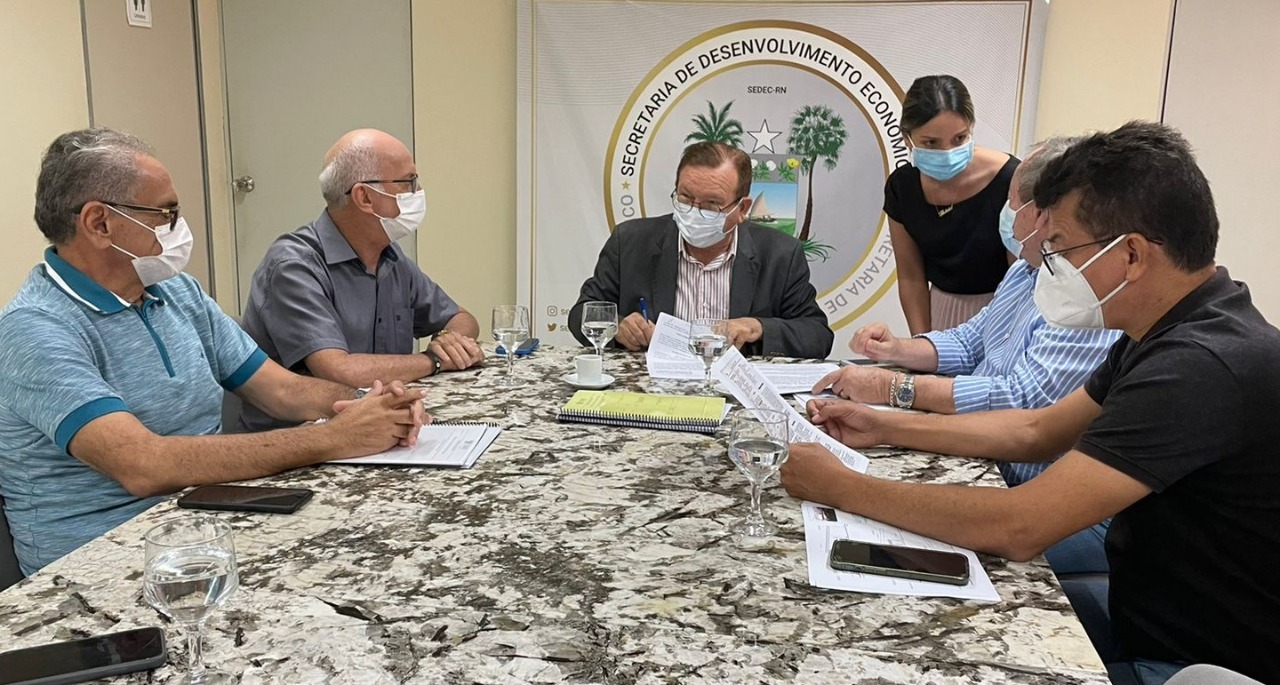 Prefeito Juninho Alves assina convênio com Estado para implantação de Distrito Empresarial em Caraúbas