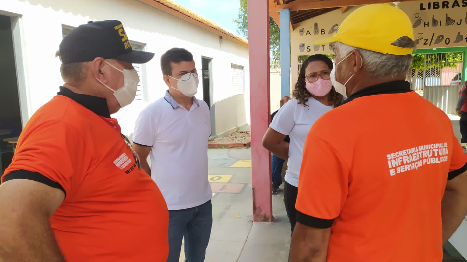 Prefeito Juninho Alves percorre escolas visitando obras de reformas em Caraúbas