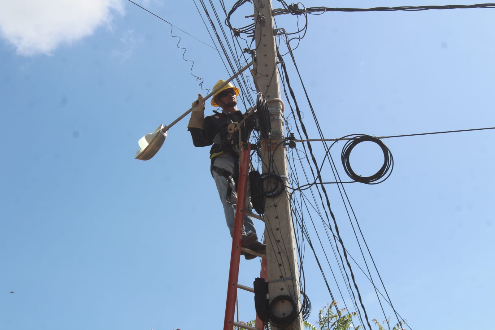 Prefeitura realiza mutirão para substituição de lâmpadas em Caraúbas