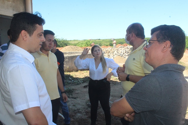 Canteiro de obras em Caraúbas – praças, escola e estádio são prioridades no governo Juninho Alves que cumpre agenda visitando às obras de reforma e construção