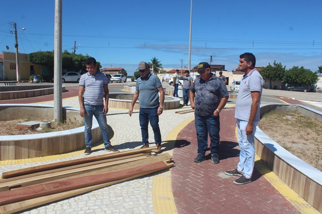 Prefeito Juninho Alves visita obras em andamentos na cidade de Caraúbas
