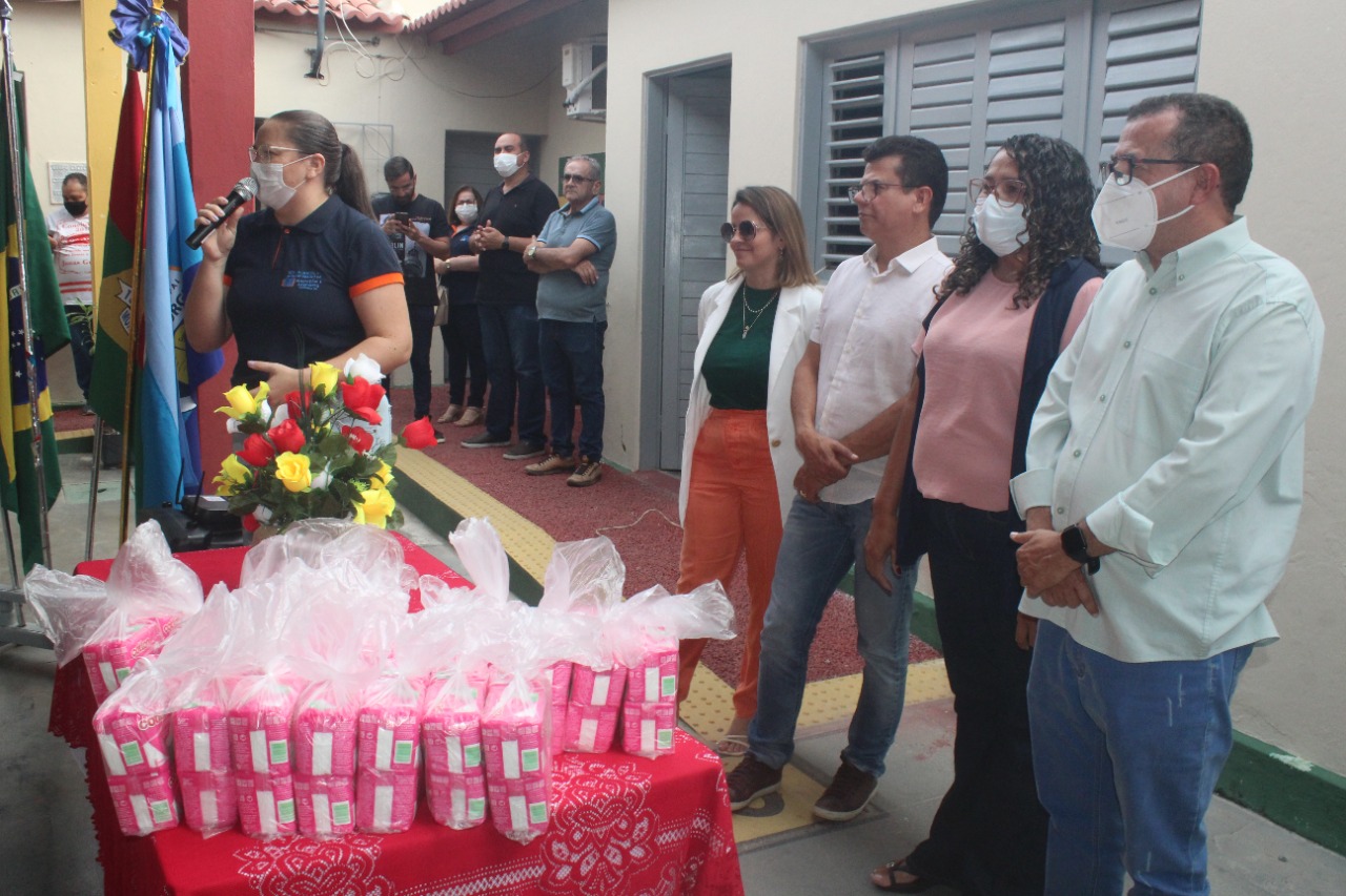 Prefeito Juninho Alves inicia distribuição gratuita de kits de proteção menstrual para alunas da rede municipal de ensino de Caraúbas