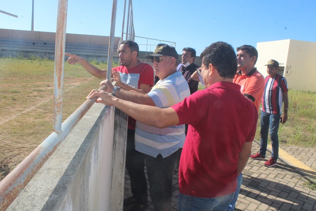 Prefeito Juninho Alves visita obras e Estádio Tetezão em Caraúbas