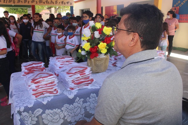 Prefeito Juninho Alves entrega fardamento escolar em unidades de ensino de Caraúbas
