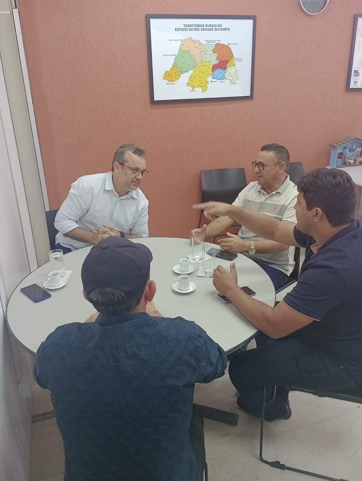 Prefeitura de Caraúbas pleiteia junto a Sedraf melhorias para a agricultura familiar do município