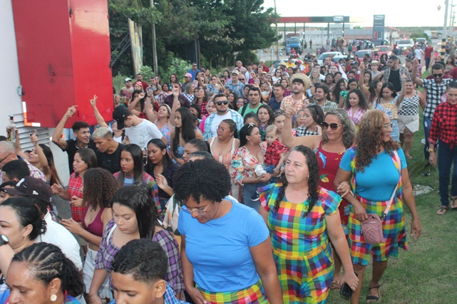 Quebrar da Barra 2023 arrasta multidão pelas ruas de Caraúbas