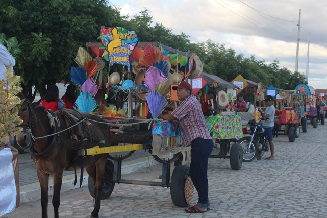 “Arraiá da Cumadre Leônia” desfila alegria e criatividade com seu tradicional passeio de carroças em Caraúbas