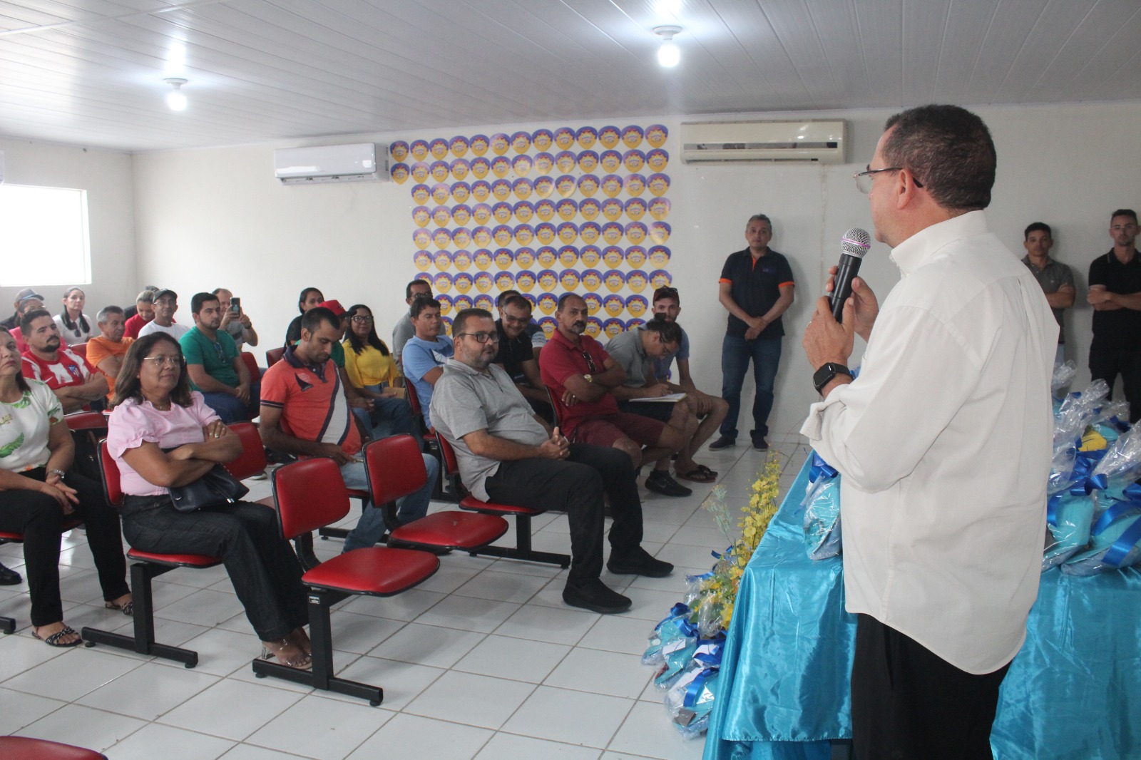 Prefeitura realiza entrega de kits de trabalho para motoristas e porteiros da Educação de Caraúbas