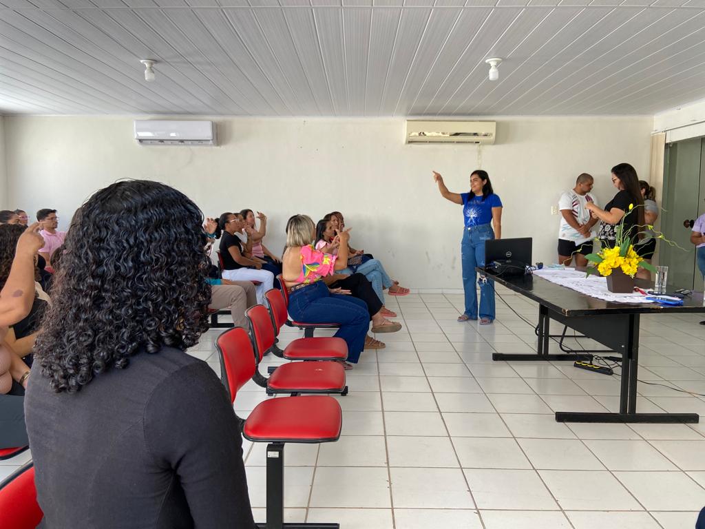 Servidores da Assistência Social participam de oficinas de Libras em alusão ao Setembro Azul