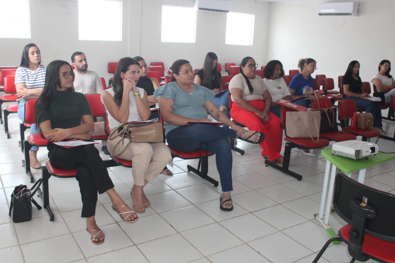 Enfermeiros de Caraúbas recebem formação sobre autismo e nova ferramenta de triagem