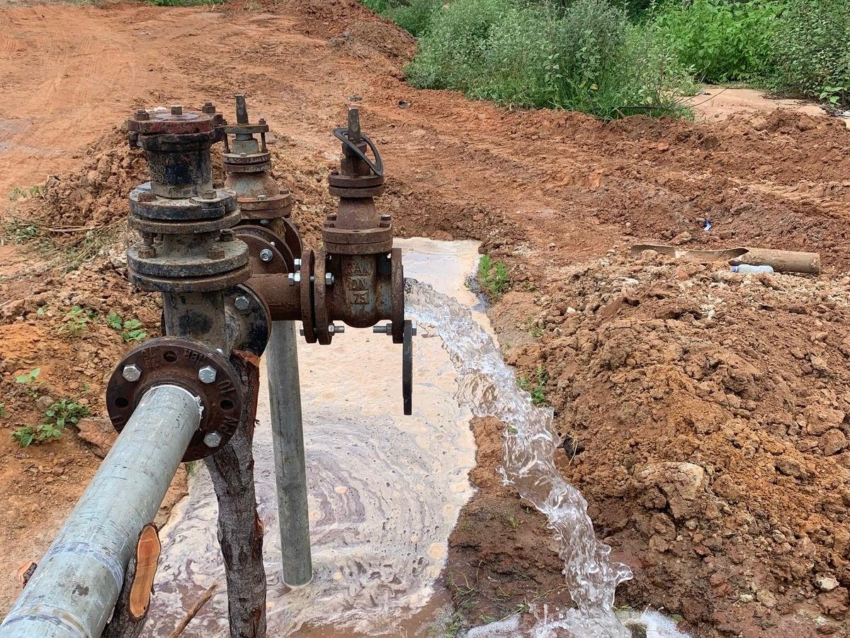 Após reunião com prefeito Givago Barreto, Caern coloca em operação novo poço para o abastecimento de água em Caraúbas.